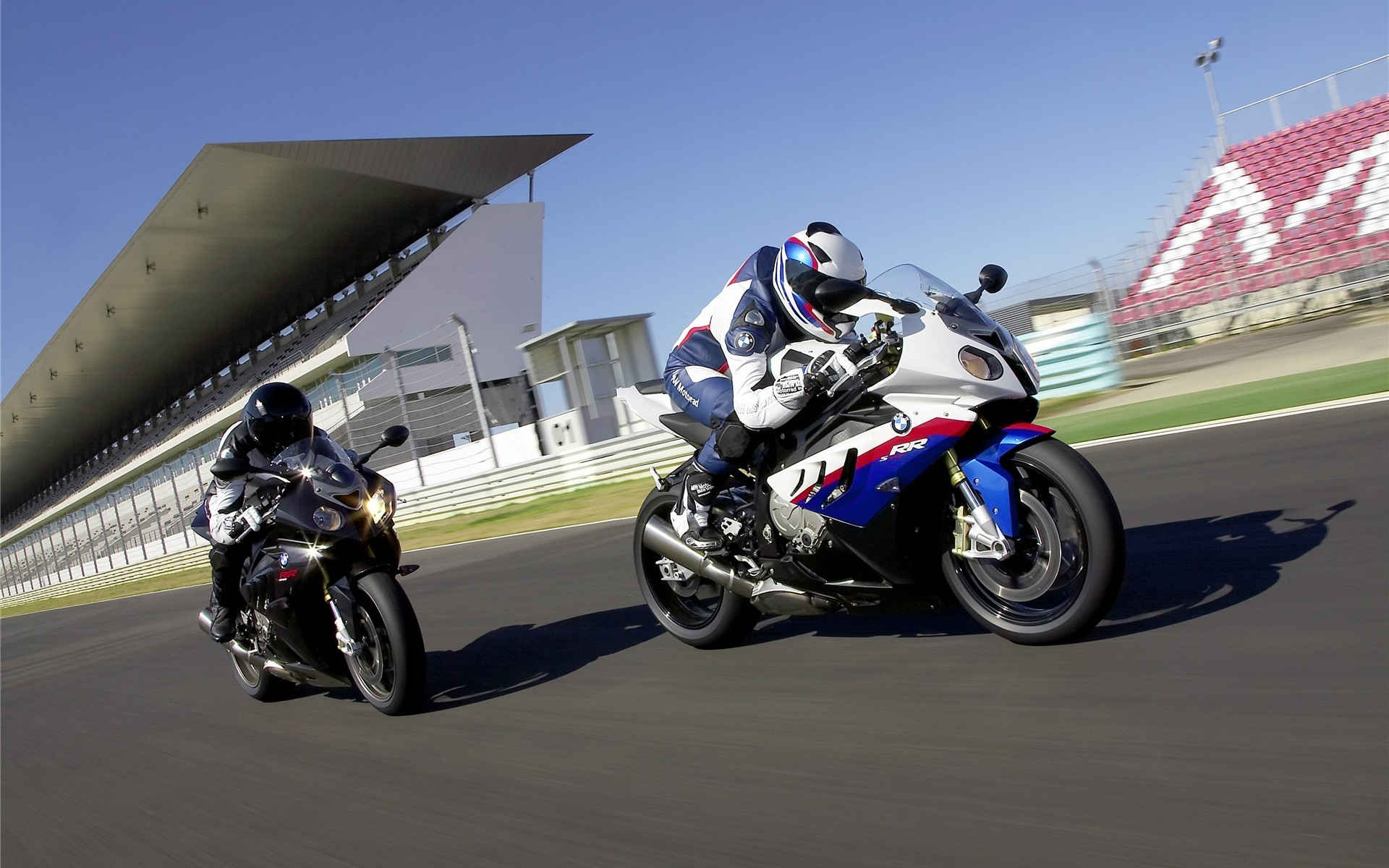 WHAT CONTROLS THE FRONT BRAKE ON A MOTORCYCLE?插图