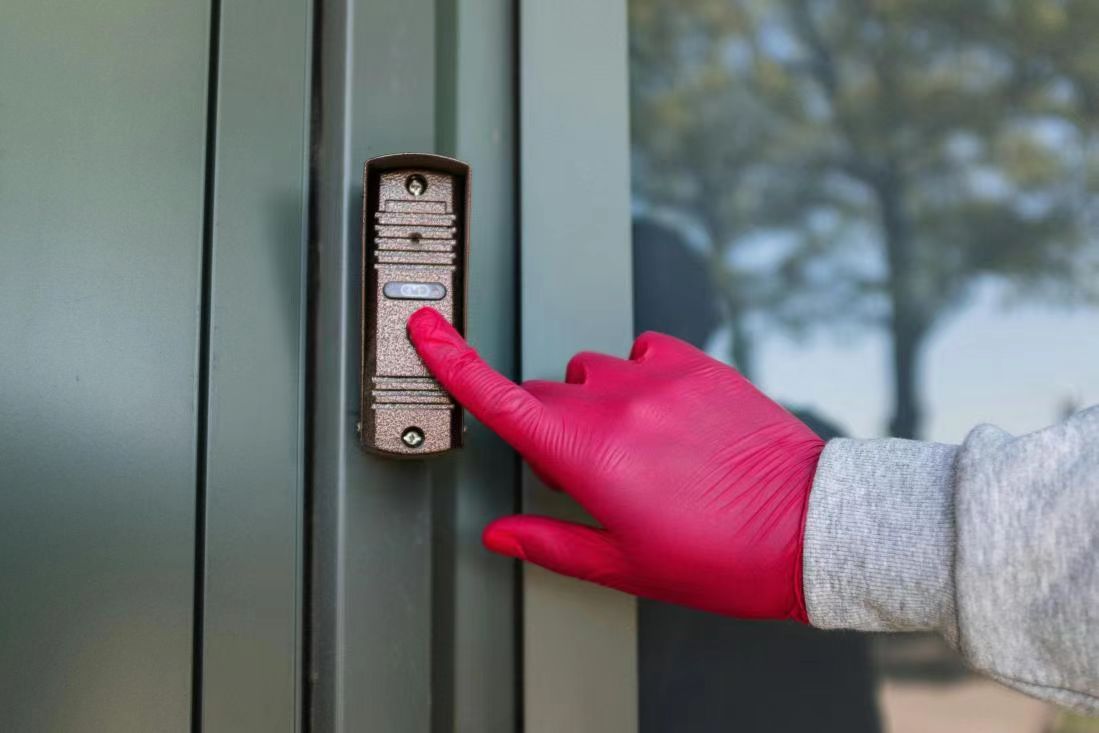 In the realm of modern technology, push buttons find extensive applications across various domains, from consumer electronics to industrial and commercial sectors. 